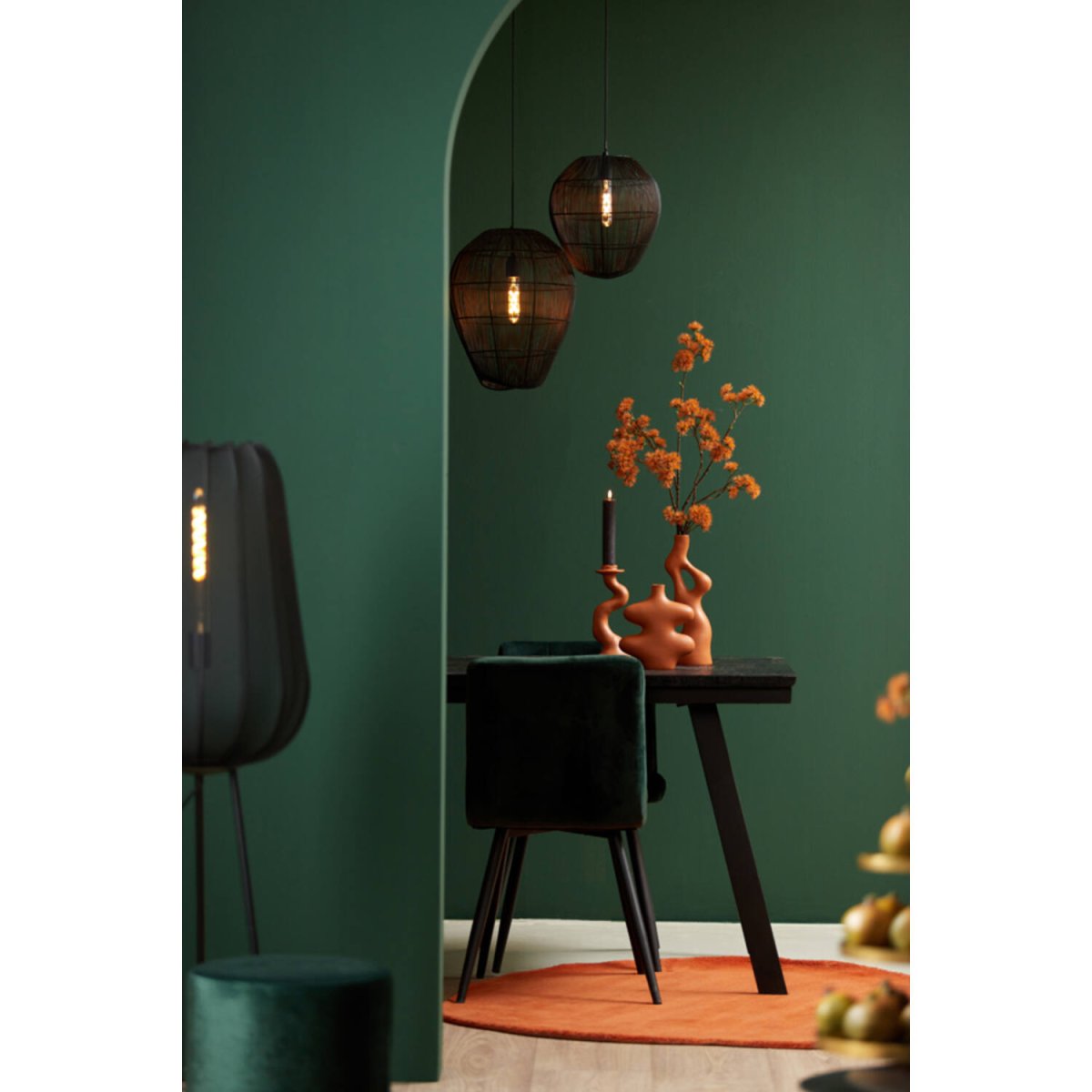 Plumeria Negro lámpara de pie De Light & Living - La pantalla de malla decorativa garantiza una hermosa distribución de la luz en toda la habitación cuando la lámpara está encendida.