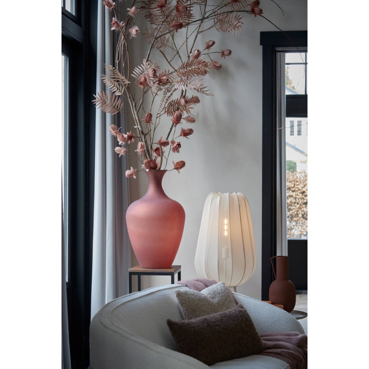 Plumeria Arena lámpara de pie De Light & Living - La pantalla de malla decorativa garantiza una hermosa distribución de la luz en toda la habitación cuando la lámpara está encendida.