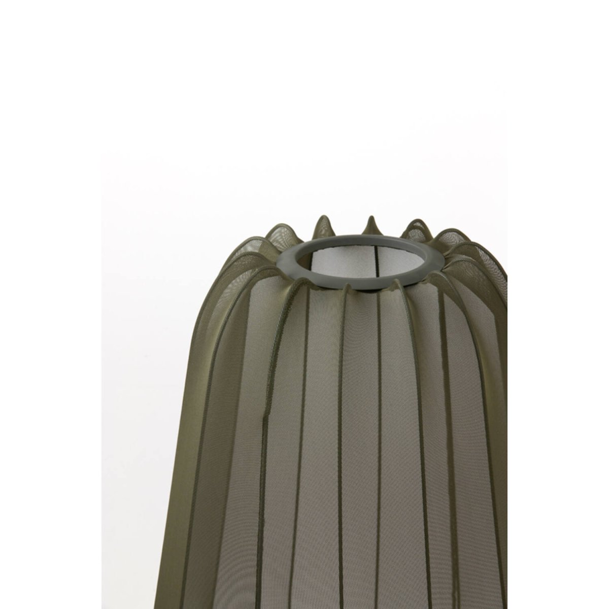 Plumeria Verde oscuro lámpara de pie De Light & Living - La pantalla de malla decorativa garantiza una hermosa distribución de la luz en toda la habitación cuando la lámpara está encendida.