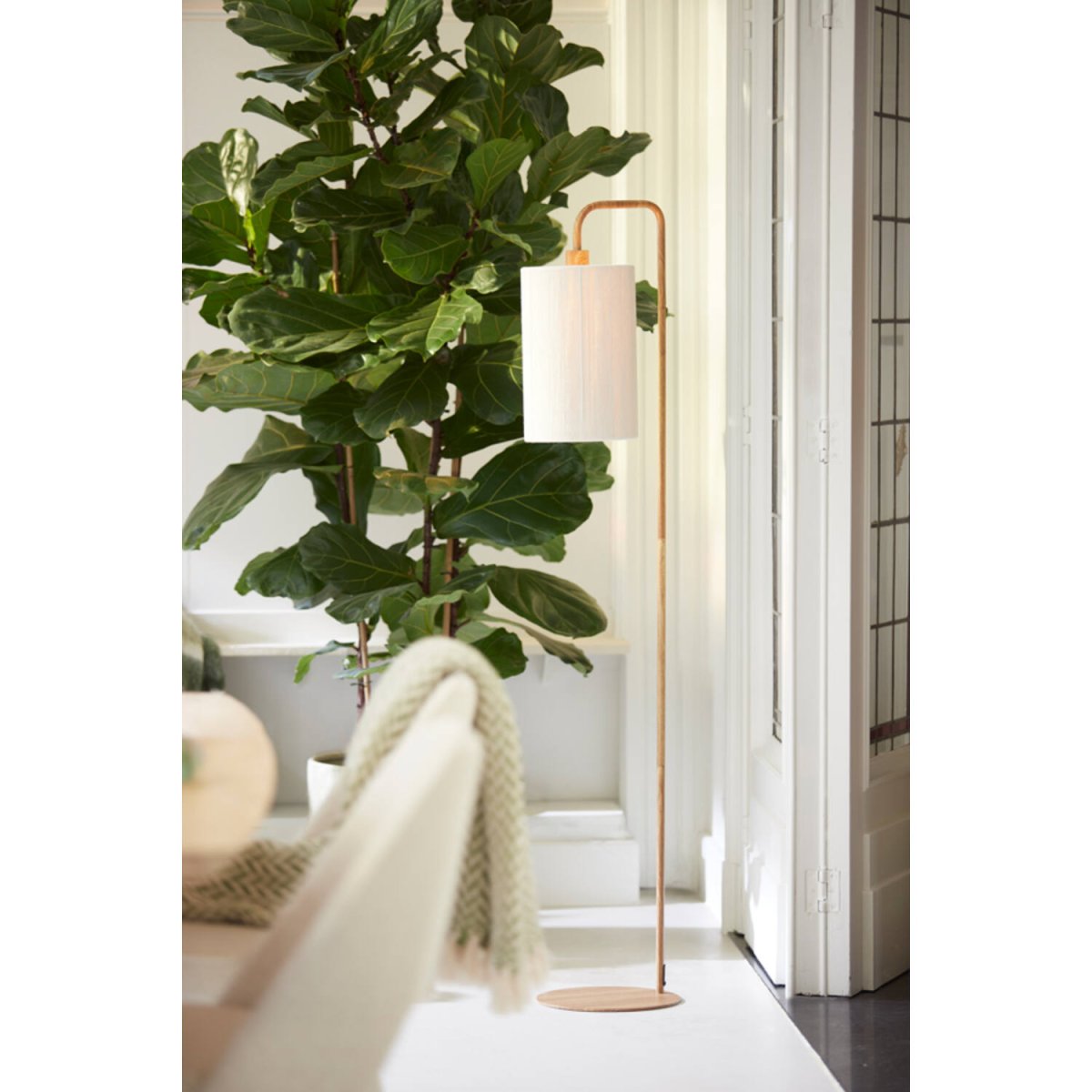 Donio Madera lámpara de pie De Light & Living - La base de la lámpara está hecha de hierro y tiene una base de madera.