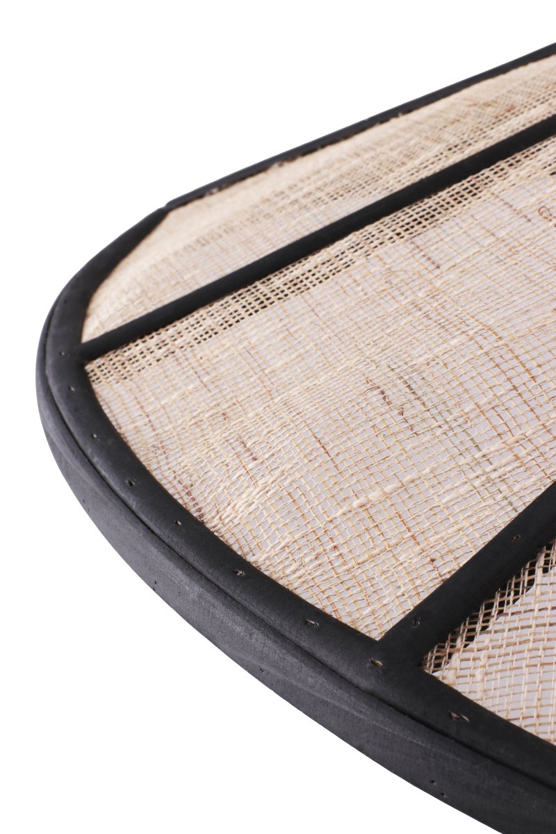 Akira Ø70 Naturaleza/negro Lámpas de techo De Globen Lighting - Est&aacute; hecha de bamb&uacute; te&ntilde;ido en negro mate, y la tela de lino beige de trama suelta garantiza una hermosa distribuci&oacute;n de la luz en toda la habitaci&oacute;n.