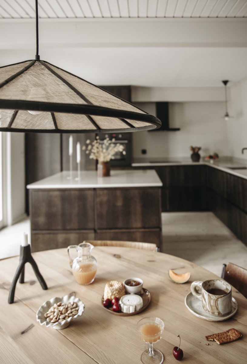 Akira Ø70 Naturaleza/negro Lámpas de techo De Globen Lighting - Est&aacute; hecha de bamb&uacute; te&ntilde;ido en negro mate, y la tela de lino beige de trama suelta garantiza una hermosa distribuci&oacute;n de la luz en toda la habitaci&oacute;n.