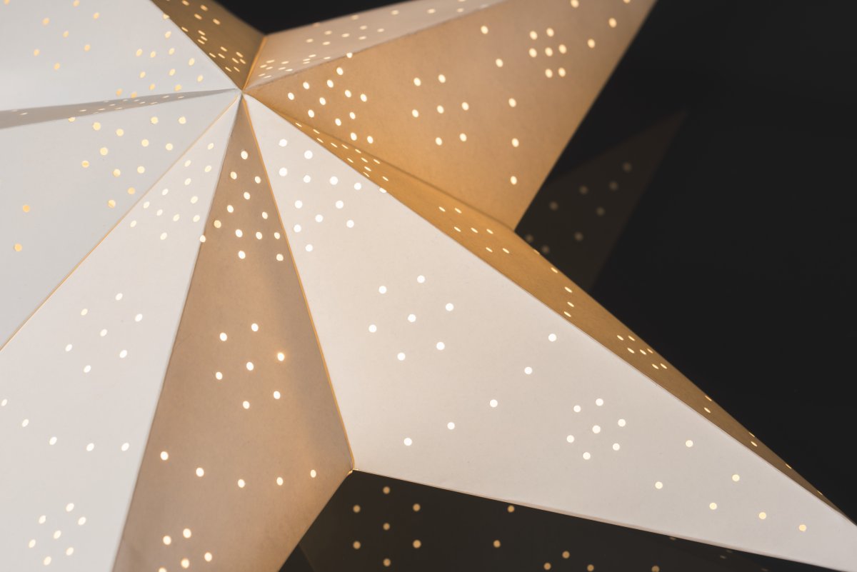 Estrella de papel Ø47 Blanco De Konstsmide - Crea un ambiente elegante y festivo de Adviento con esta estrella de Adviento de papel blanco.