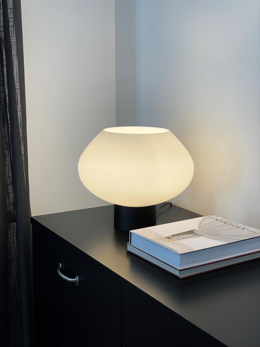 Bell 30cm Negro lámpara de mesa De Aneta Lighting - L&aacute;mpara de sobremesa Bell realizada en metal lacado en negro y pantalla de cristal blanco opal.