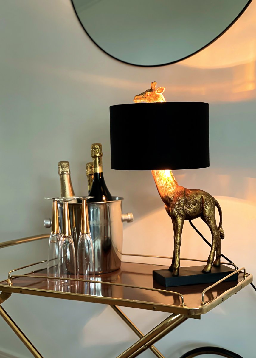 Affe 50cm Oro lámpara de mesa De Aneta Lighting - L&aacute;mpara de sobremesa Monkey con base de metal lacado en negro y una decorativa jirafa de color dorado cuya cabeza sobresale a trav&eacute;s de la pantalla textil.