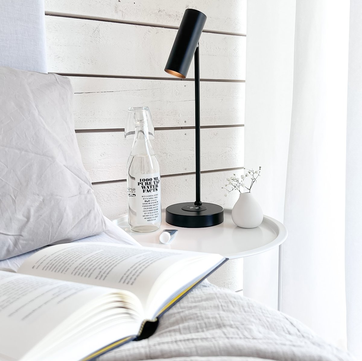 Tabela 52cm Negro lámpara de escritorio De Aneta Lighting - Con una plataforma de carga inalámbrica en la base de la lámpara y un puerto USB, puedes cargar fácilmente tus dispositivos.