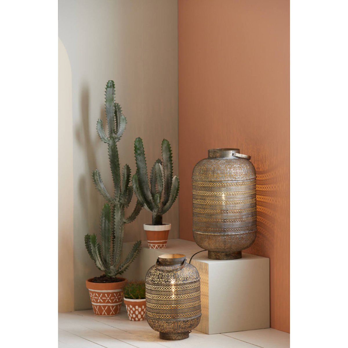 Udupi 45cm Bronce lámpara de mesa De Light & Living - Los patrones decorativos difunden una luz encantadora y otorgan a la habitación una atmósfera lujosa y misteriosa.