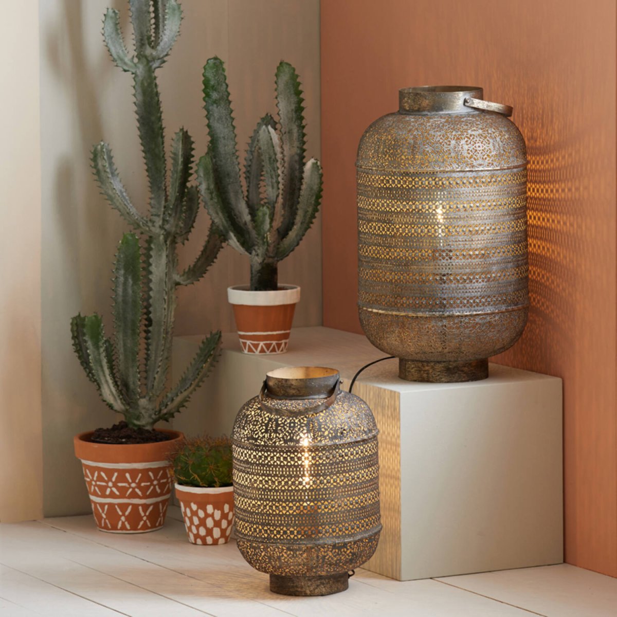 Udupi 62cm Bronce lámpara de mesa De Light & Living - Los patrones decorativos difunden una luz encantadora y otorgan a la habitaci&oacute;n una atm&oacute;sfera lujosa y misteriosa.