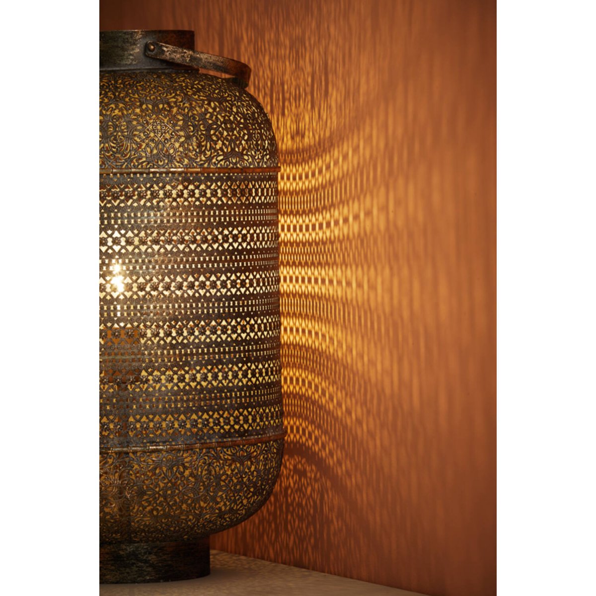 Udupi 62cm Bronce lámpara de mesa De Light & Living - Los patrones decorativos difunden una luz encantadora y otorgan a la habitaci&oacute;n una atm&oacute;sfera lujosa y misteriosa.