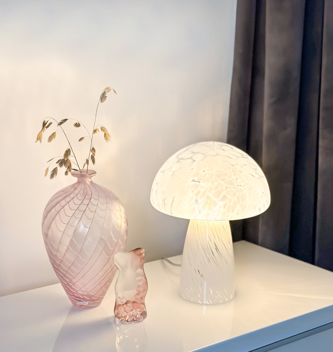 Mushi 30cm Blanco lámpara de mesa De Aneta Lighting - Mushi es una moderna lámpara de cristal en forma de hongo con un patrón único de puntos blancos que le da a cada lámpara un diseño único.