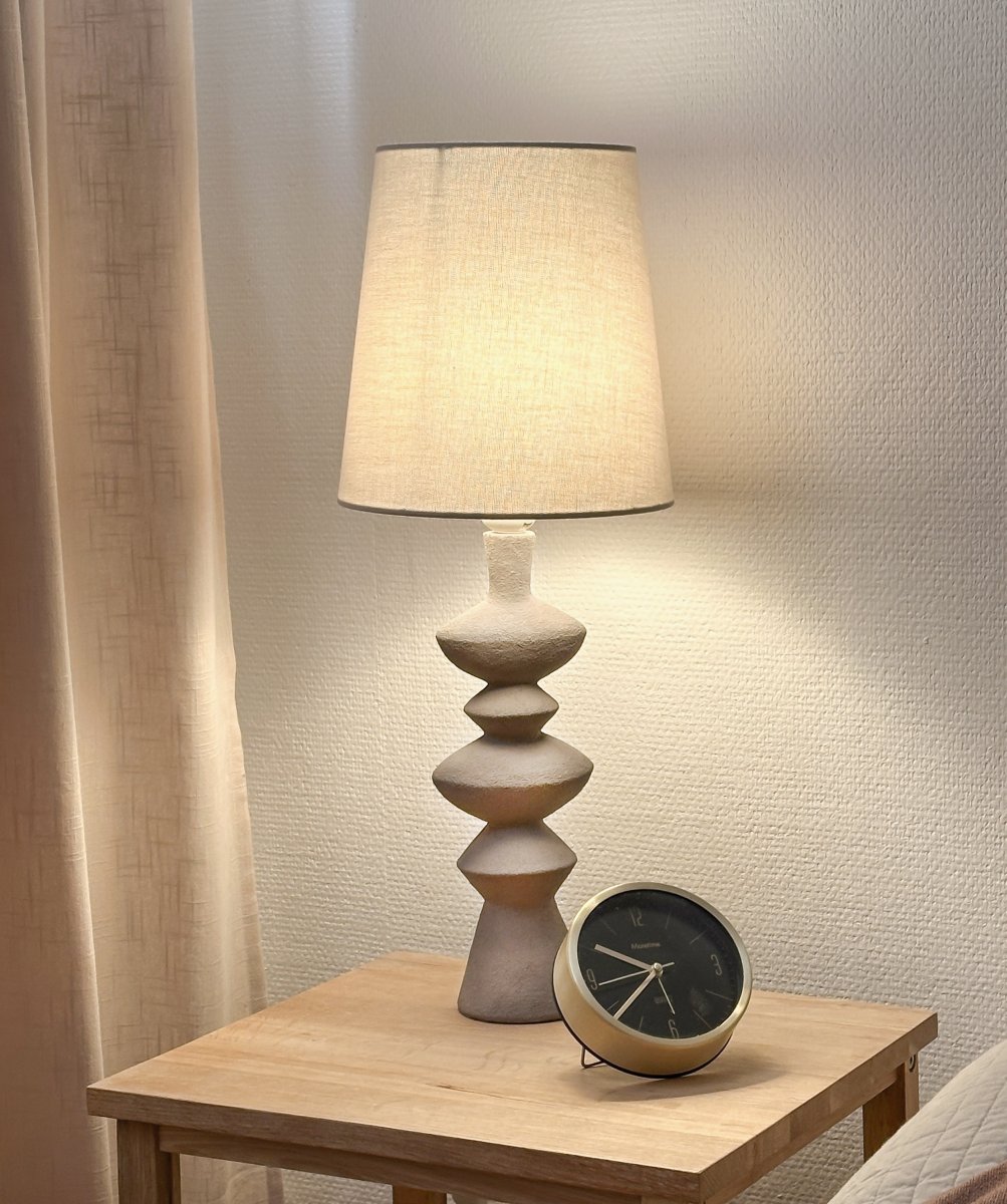Nina 54cm Gris lámpara de mesa De Aneta Lighting - La lámpara de mesa modernista Nina con sus interesantes formas será un detalle fácil de colocar y bonito en tu hogar.