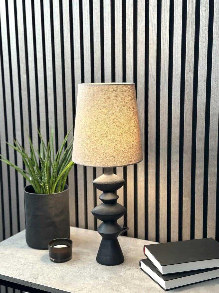 Nina 54cm Negro lámpara de mesa De Aneta Lighting - La lámpara de mesa modernista Nina con sus interesantes formas será un detalle fácil de colocar y bonito en tu hogar.