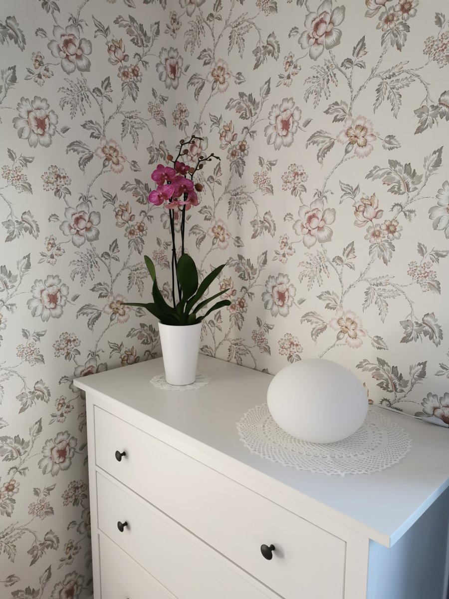 Globus 14cm Ópalo lámpara de mesa De Aneta Lighting - Lámpara de mesa globo realizada en cristal blanco opalino con fuente de luz en el interior de la esfera de cristal, que proporciona una luz decorativa y acogedora.