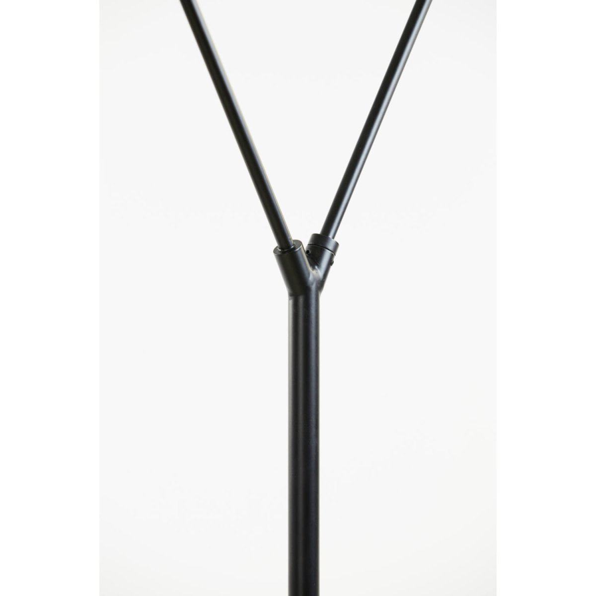 Orion 2 Negro lámpara de pie De Light & Living - Orion es una elegante lámpara de pie realizada en hierro negro mate, perfecta para interiores modernos.