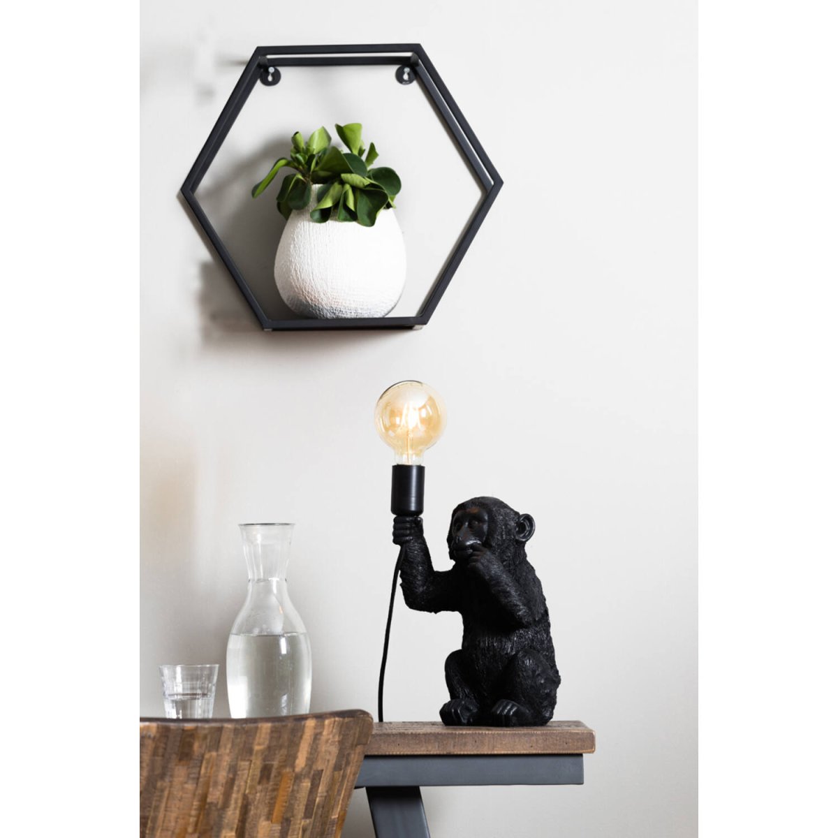 Monkey 34cm Negro lámpara de mesa De Light & Living - El mono detallado en diseño negro sostiene la bombilla y proporciona una iluminación divertida pero elegante.