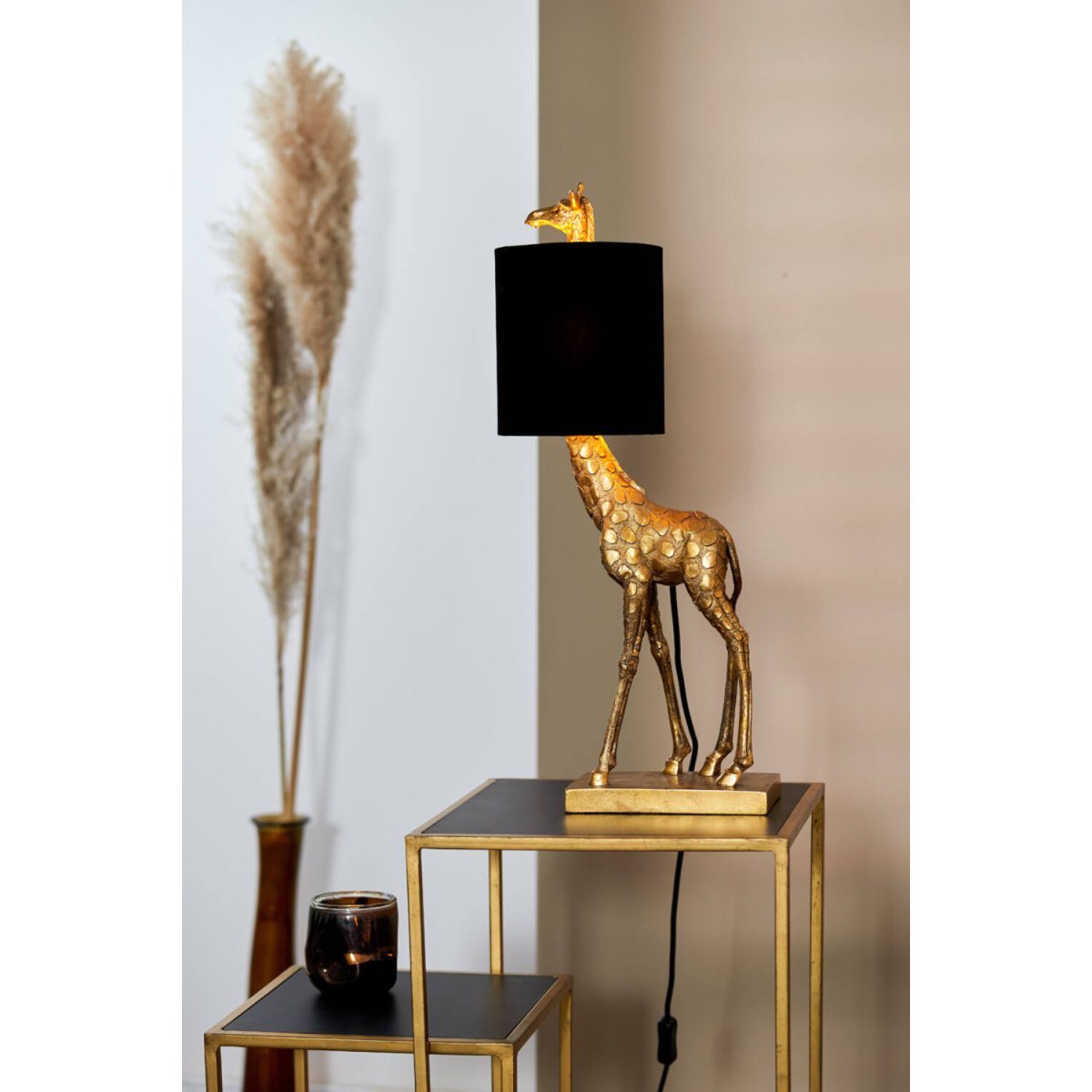 Giraffe 60cm Oro lámpara de mesa De Light & Living - El acabado dorado antiguo de la base de jirafa a&ntilde;ade un toque encantador, mientras que la pantalla de terciopelo negro crea una luz suave y agradable.