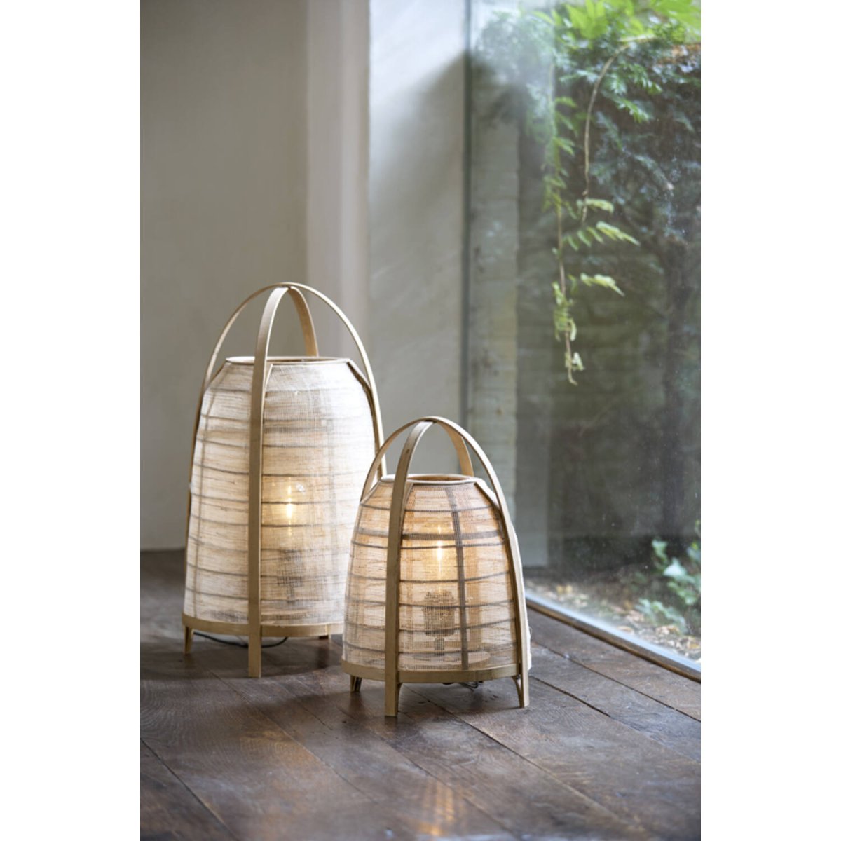 Jacinto 60cm Naturaleza lámpara de mesa De Light & Living - Su diseño aireado difunde una luz suave y natural y se adapta perfectamente a cualquier sala de estar, desde el salón hasta el dormitorio.