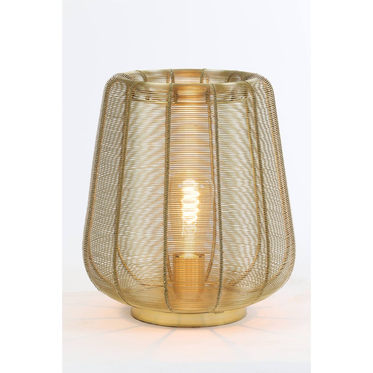 Adeta 32cm Oro lámpara de mesa De Light & Living - Adeta es una elegante lámpara realizada en metal con acabado dorado que combina un diseño elegante con una luz suave y atmosférica.