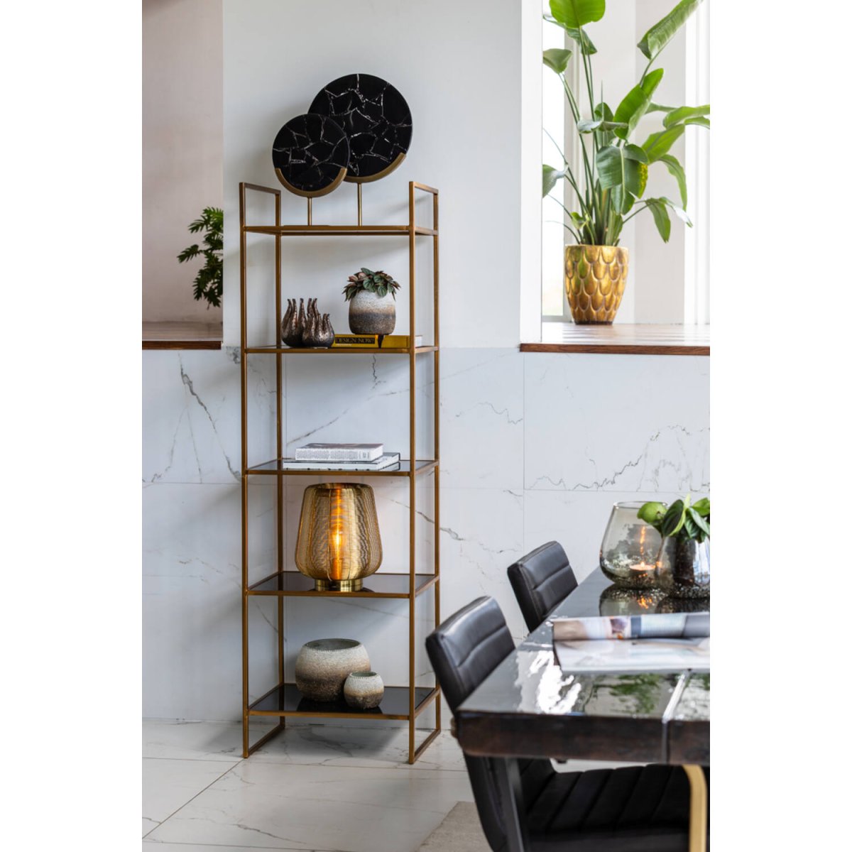 Adeta 32cm Oro lámpara de mesa De Light & Living - Adeta es una elegante lámpara realizada en metal con acabado dorado que combina un diseño elegante con una luz suave y atmosférica.