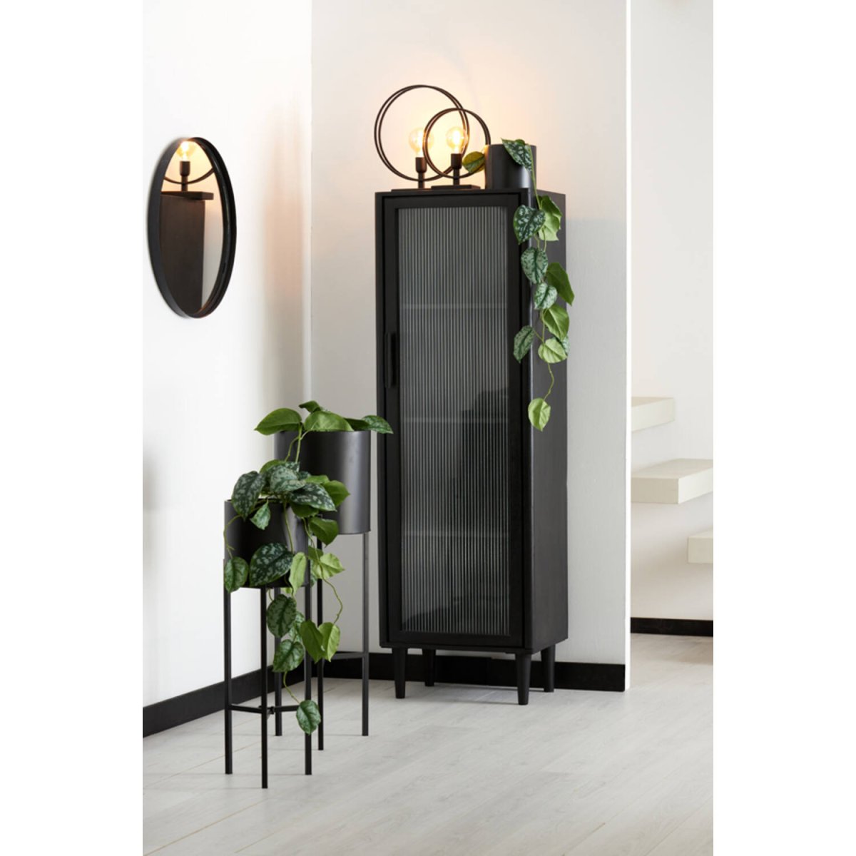 Rudra 40cm Negro lámpara de mesa De Light & Living - La forma circular enmarca la fuente de luz y crea un elegante punto de atracción.