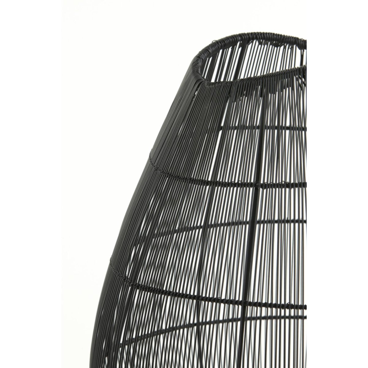 Yumi 47cm Negro lámpara de mesa De Light & Living - El diseño aireado crea un hermoso juego de luz y se adapta tanto a estilos interiores modernos como industriales.