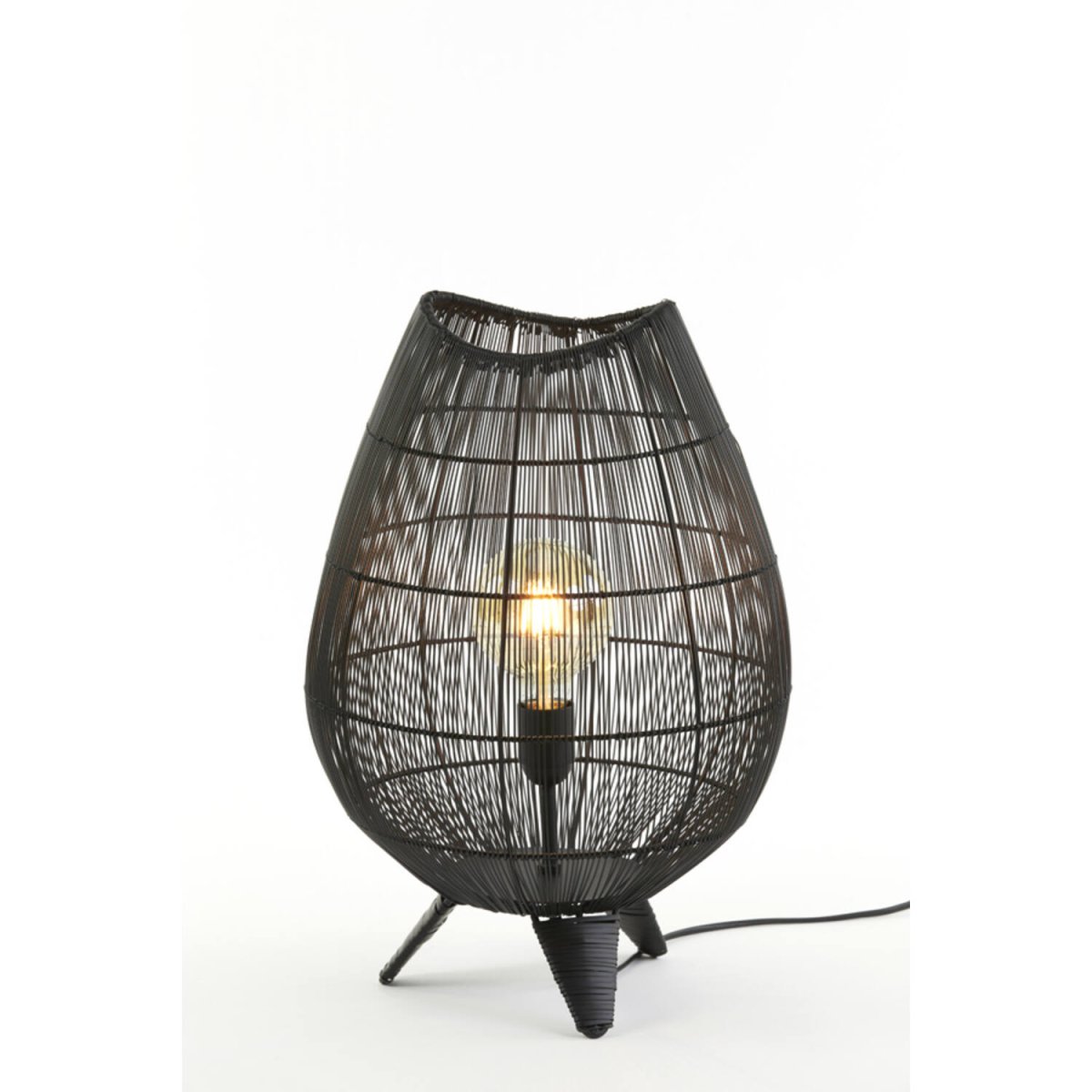 Yumi 47cm Negro lámpara de mesa De Light & Living - El diseño aireado crea un hermoso juego de luz y se adapta tanto a estilos interiores modernos como industriales.