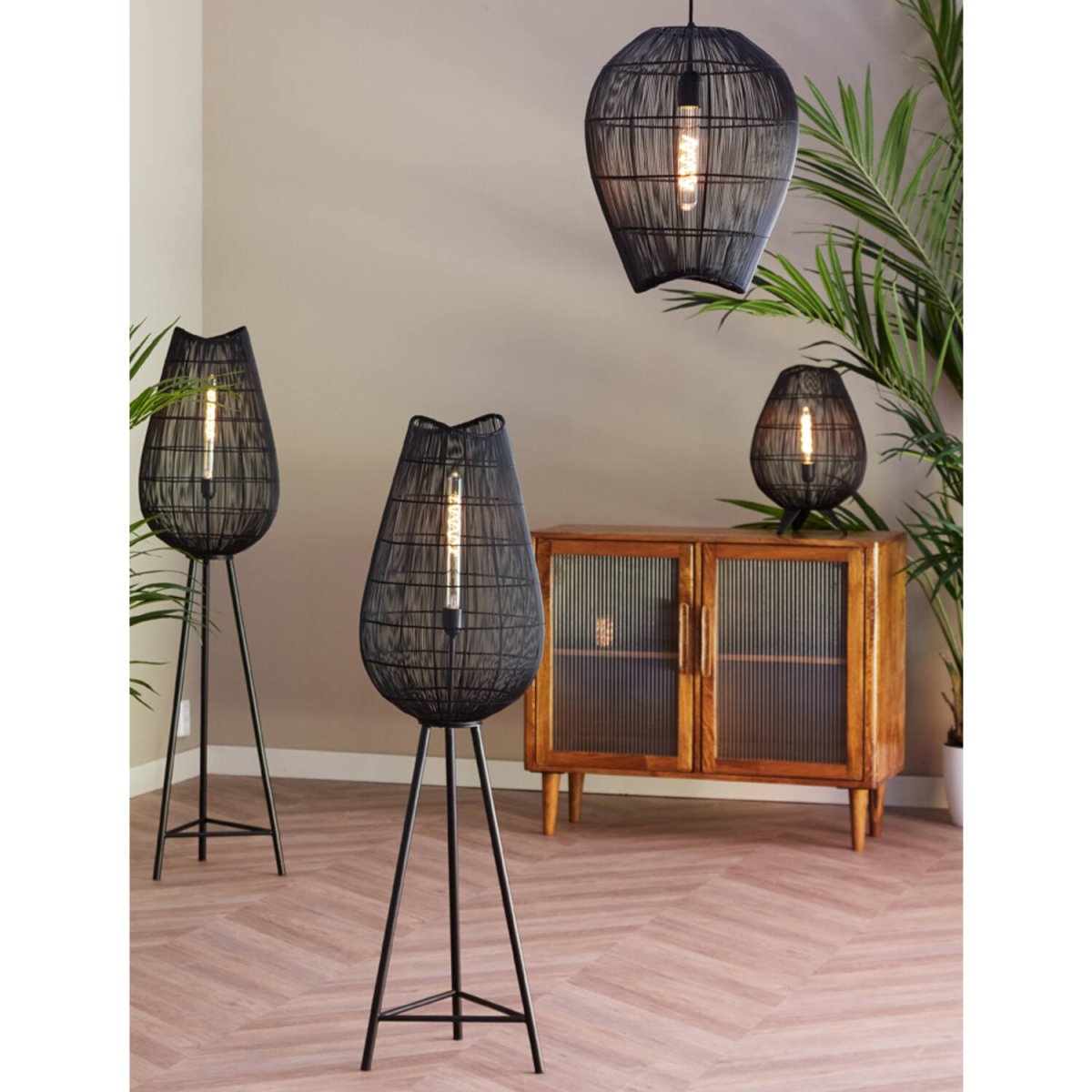 Yumi 47cm Negro lámpara de mesa De Light & Living - El diseño aireado crea un hermoso juego de luz y se adapta tanto a estilos interiores modernos como industriales.