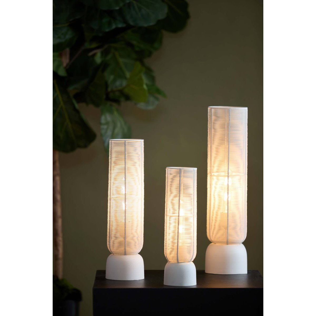 Lezuza 50cm Blanco cremoso lámpara de mesa De Light & Living - El diseño aireado crea un hermoso juego de luz y se adapta perfectamente a interiores modernos y clásicos.