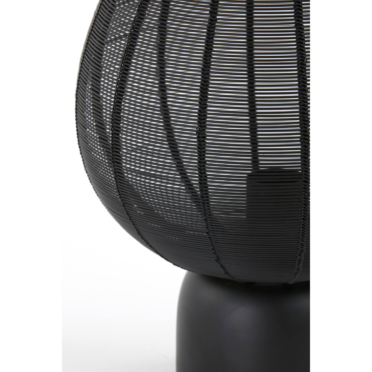 Suneko 34cm Negro lámpara de mesa De Light & Living - Suneko es una elegante lámpara realizada en hierro negro mate, cuya construcción aireada crea un hermoso juego de luz.