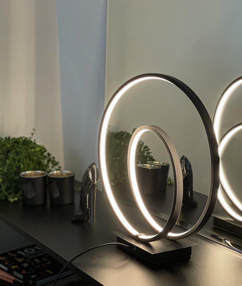 Loop 37cm Negro lámpara de mesa De Aneta Lighting - Ya sea colocado en la ventana, en la pared o en el pasillo, Loop se convierte en el centro de atenci&oacute;n del interior.