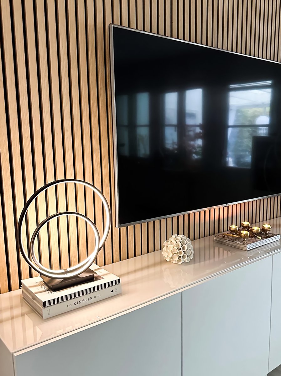 Loop 37cm Negro lámpara de mesa De Aneta Lighting - Ya sea colocado en la ventana, en la pared o en el pasillo, Loop se convierte en el centro de atenci&oacute;n del interior.