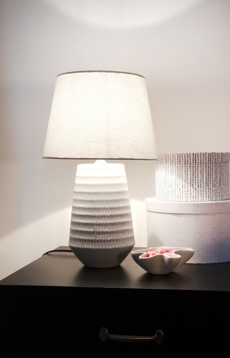 Mona 45cm Blanco lámpara de mesa De Aneta Lighting - La lámpara de mesa Mona es elegante y atemporal, con base de cerámica blanca y pantalla de tela blanca a juego.