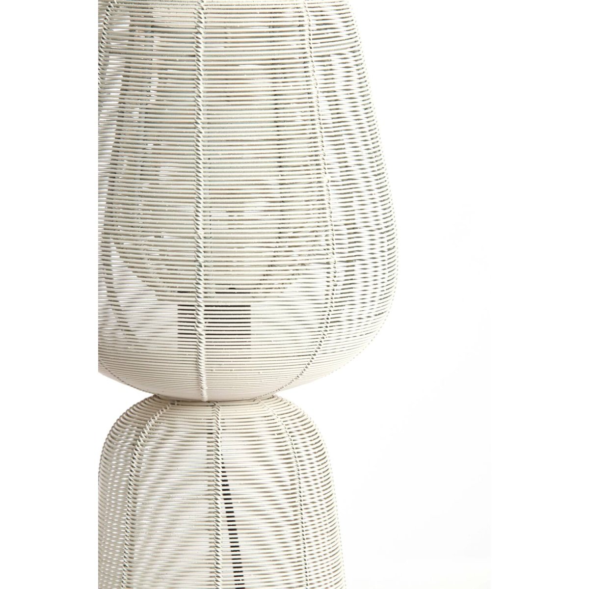 Aboso 42cm Blanco cremoso lámpara de mesa De Light & Living - Aboso es una elegante l&aacute;mpara de mesa de hierro en blanco crema, cuyo dise&ntilde;o abierto crea un hermoso juego de sombras.