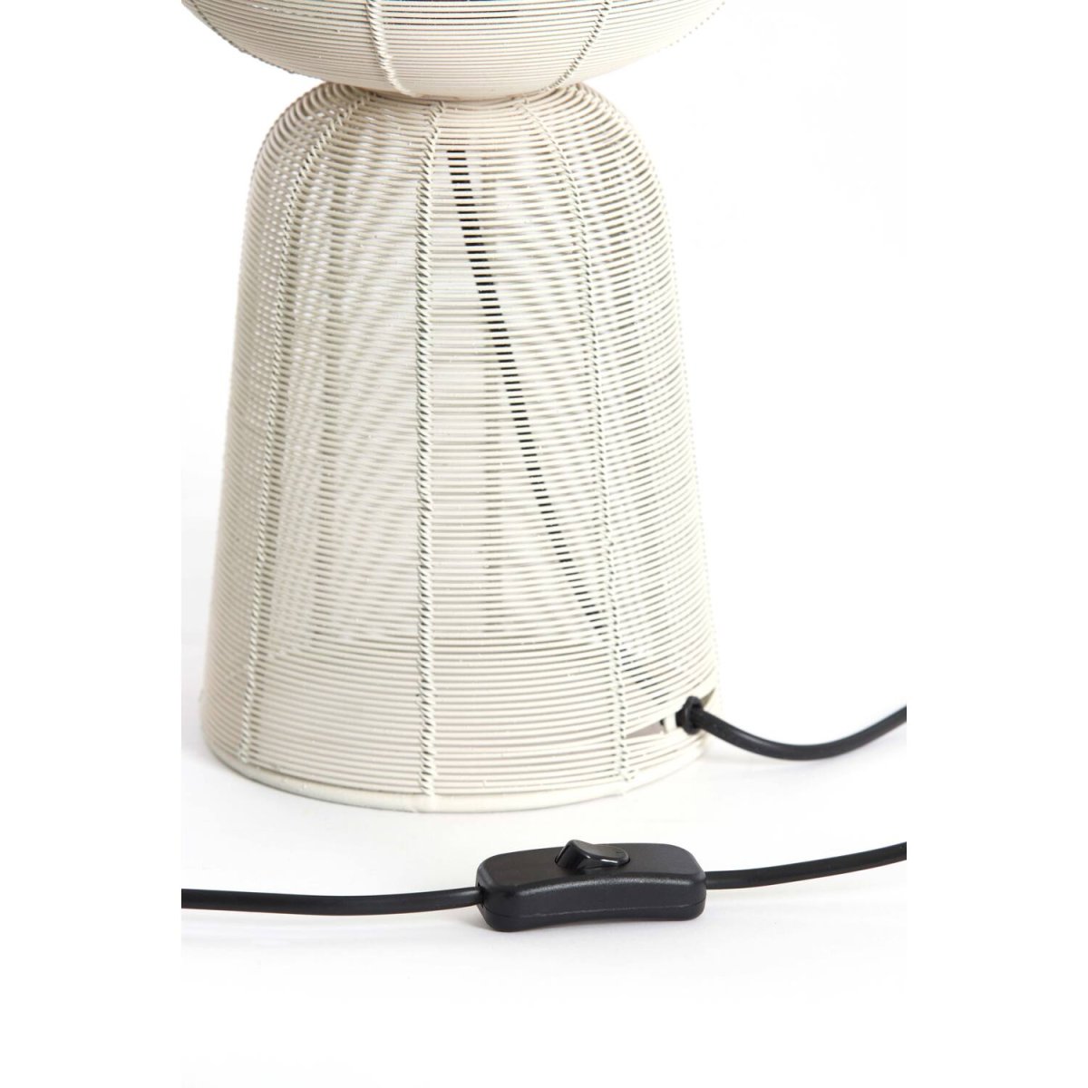 Aboso 42cm Blanco cremoso lámpara de mesa De Light & Living - Aboso es una elegante l&aacute;mpara de mesa de hierro en blanco crema, cuyo dise&ntilde;o abierto crea un hermoso juego de sombras.