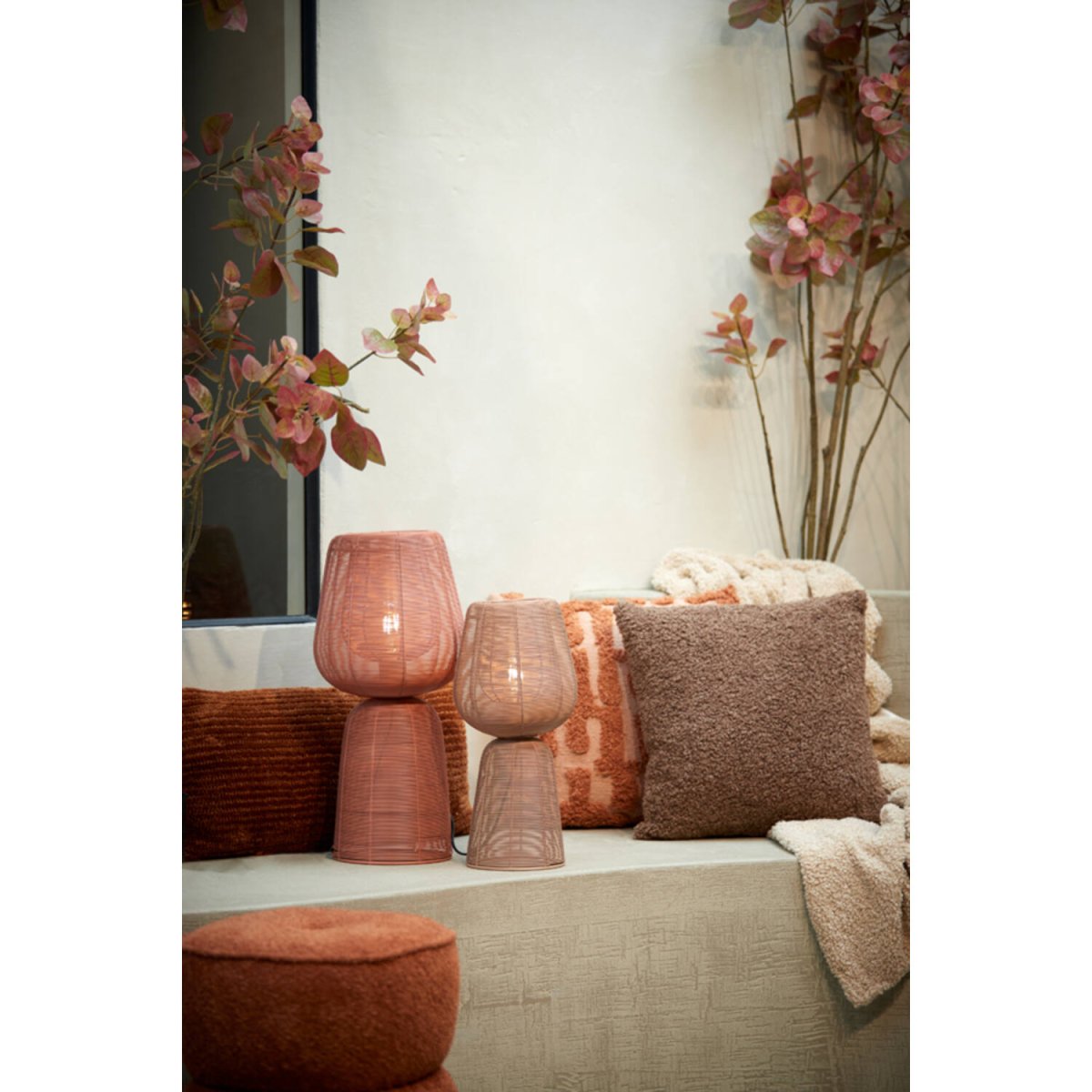 Aboso 42cm Rosa lámpara de mesa De Light & Living - Aboso es una elegante lámpara de mesa de hierro en color rosa tubular, cuyo diseño abierto crea un hermoso juego de sombras.