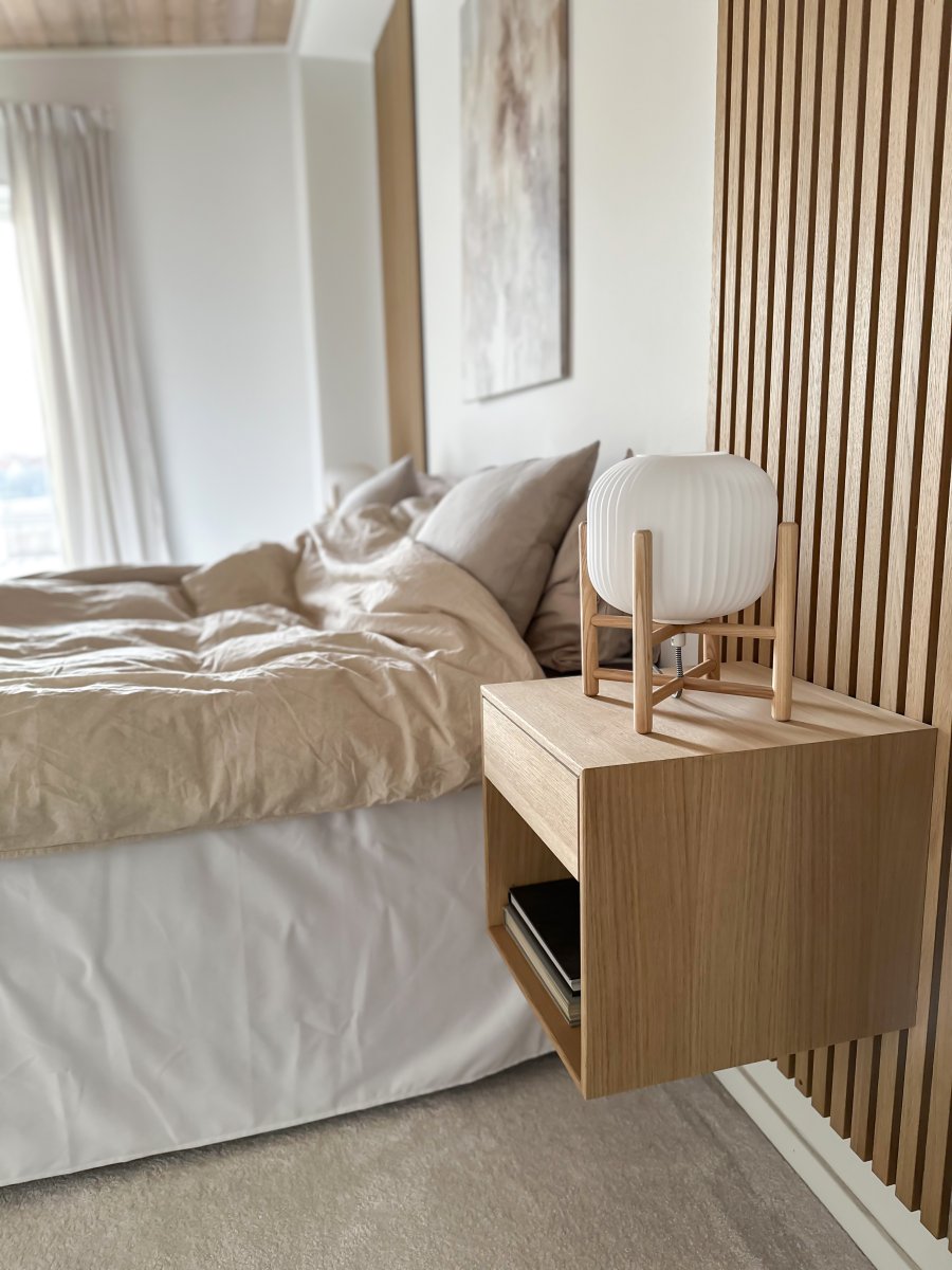 Vinda 30cm Madera lámpara de mesa De Aneta Lighting - Lámpara de mesa Winda en color madera con pantalla de cristal esmerilado blanco.