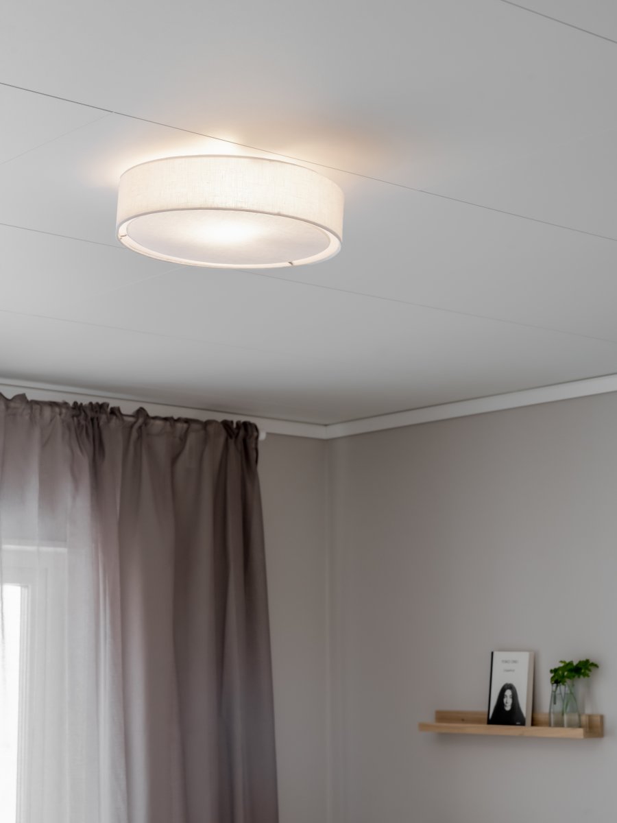 Sam Ø45 Blanco plafón De PR Home - Sam es una l&aacute;mpara de techo que a&ntilde;ade estilo con su dise&ntilde;o sobrio.