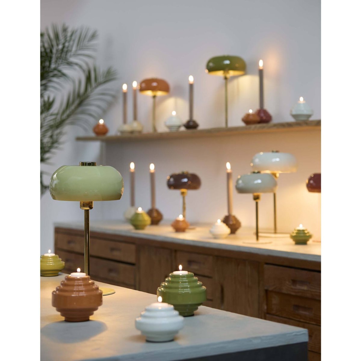 Surin 47cm Verde oliva lámpara de mesa De Light & Living - 