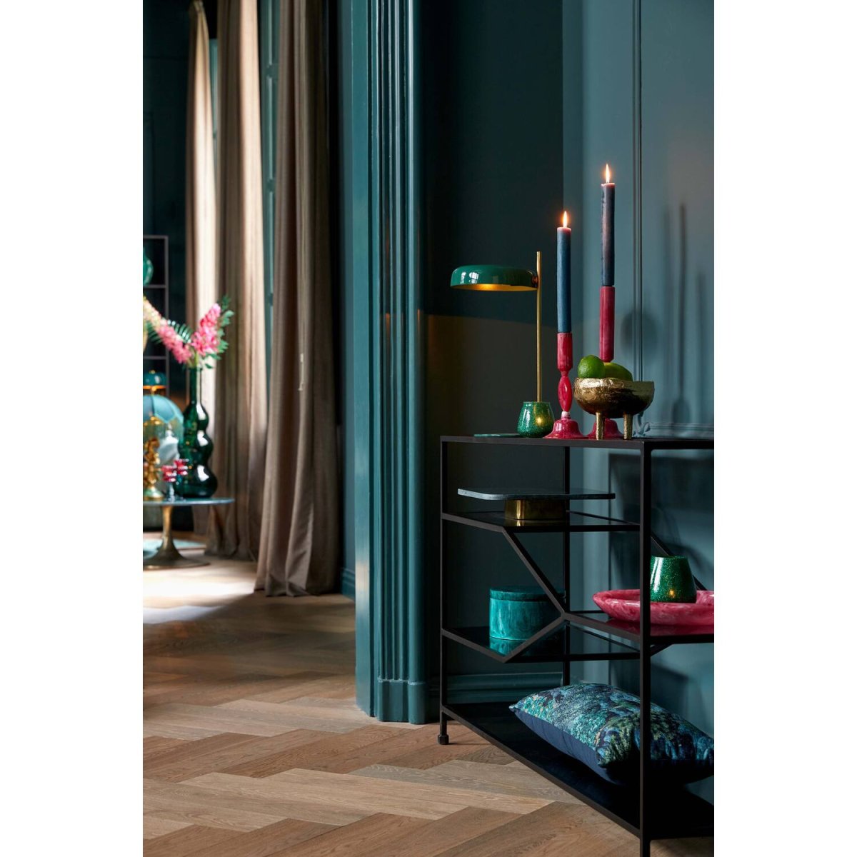 Maleka 47cm Verde oscuro lámpara de mesa De Light & Living - Maleka es una elegante l&aacute;mpara de mesa con una pantalla verde oscuro brillante y un marco dorado.