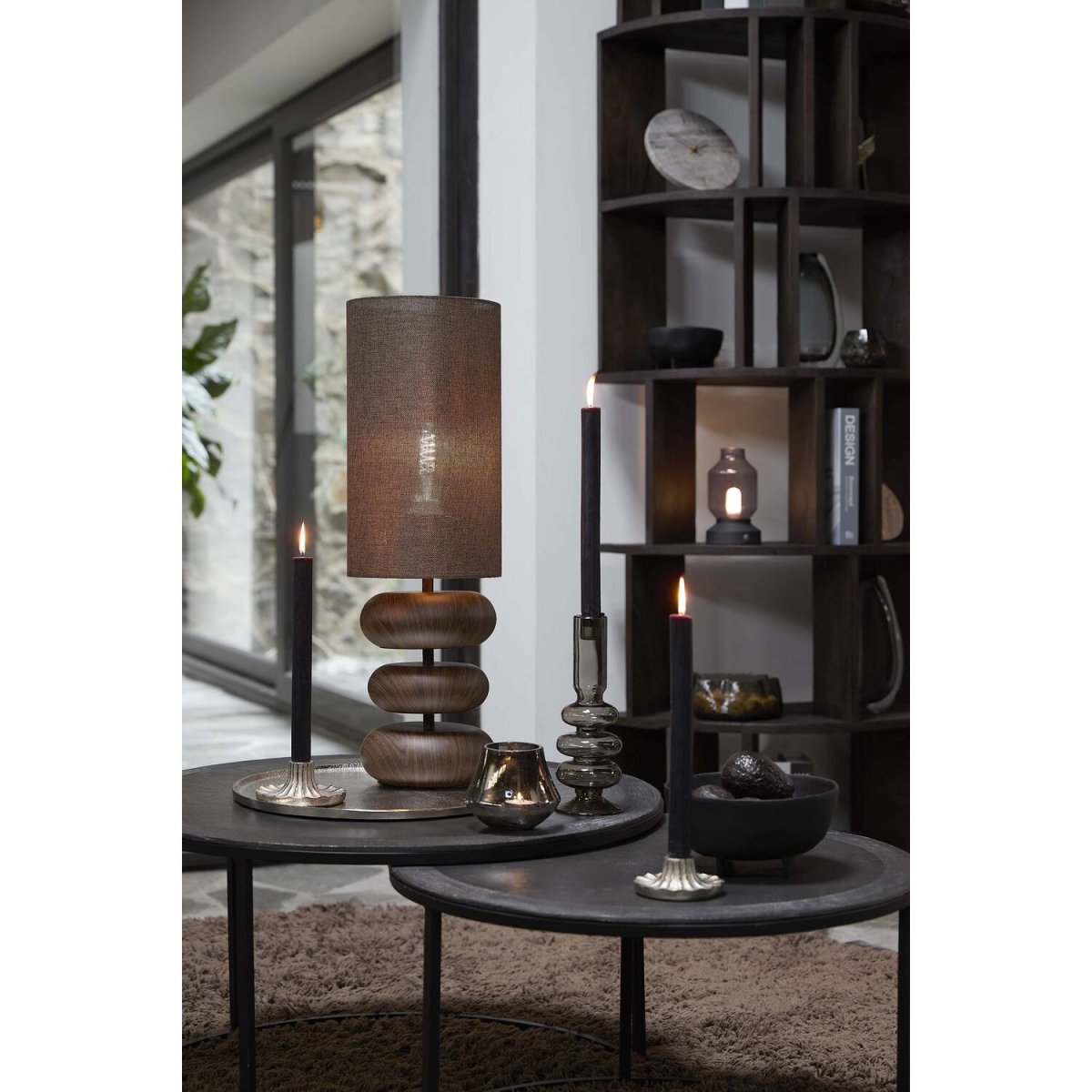 Danialo 67cm Marrón lámpara de mesa De Light & Living - Danialo es una elegante lámpara de mesa cuya base de hierro con efecto madera se combina con una pantalla de lino marrón.