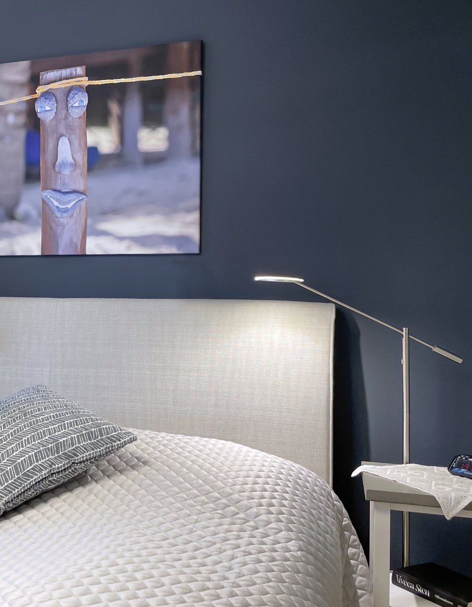 Cadiz Acero lámpara de pie De Aneta Lighting - Fuente de luz LED integrada que proporciona una agradable luz blanca c&aacute;lida.