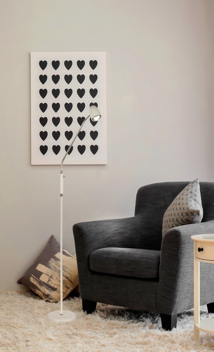 Sandnes 1 Blanco lámpara de pie De Aneta Lighting - La l&aacute;mpara es ideal como l&aacute;mpara de lectura ya que tiene un regulador de intensidad.