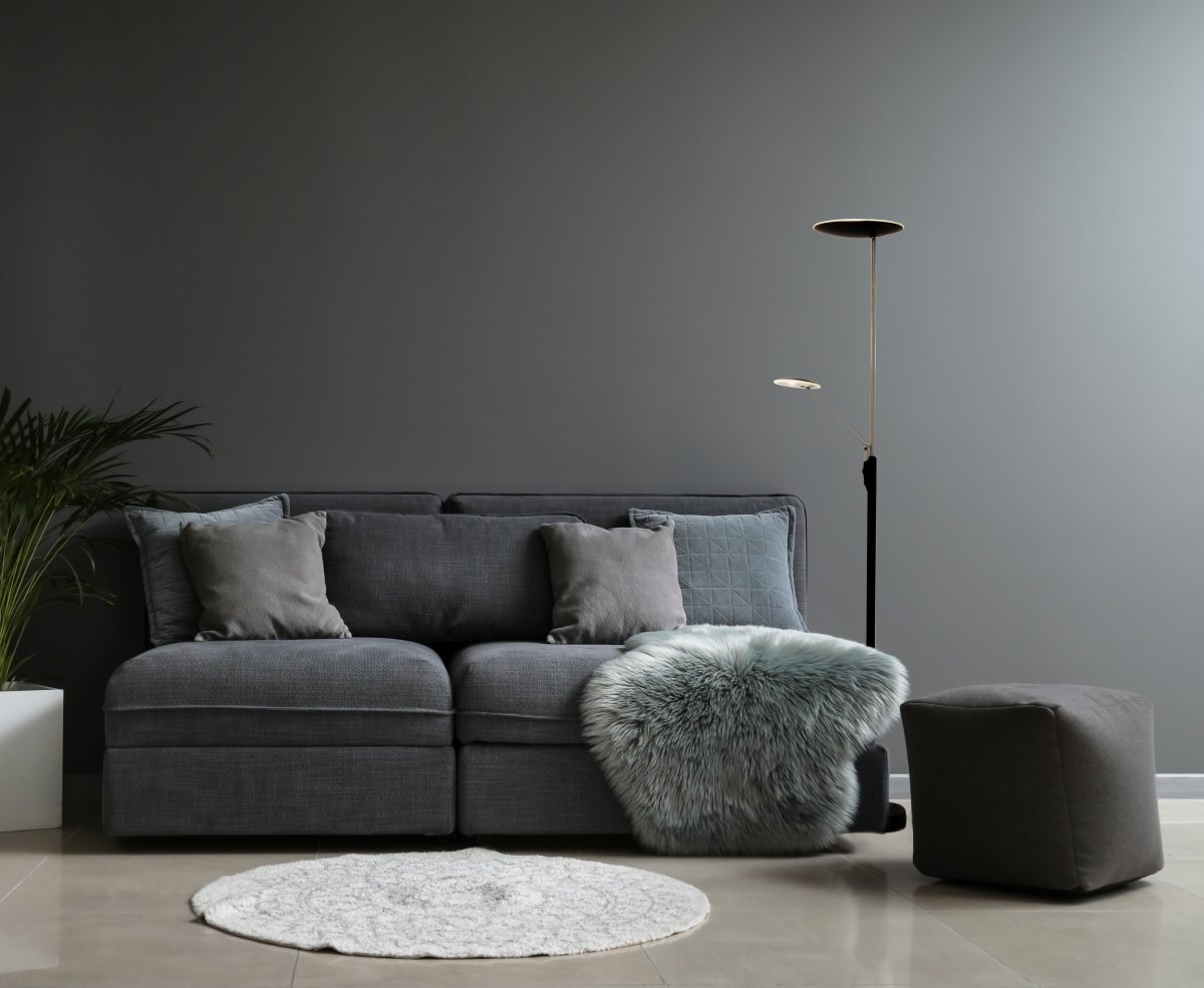 Cadiz Negro/acero lámpara de pie De Aneta Lighting - La luz se enciende y se apaga mediante dos reguladores en la lámpara, uno regula la luz en la parte superior y otro para el brazo de lectura, que también es orientable.
