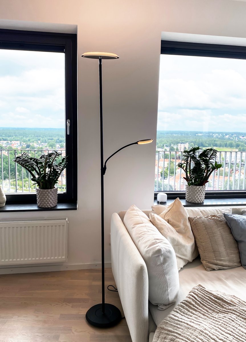 Stockholm Negro lámpara de pie De Aneta Lighting - LED integrado de 18 W + 5 W que proporciona una luz blanca c&aacute;lida, con el brazo de lectura y la luz ascendente regulables por separado.