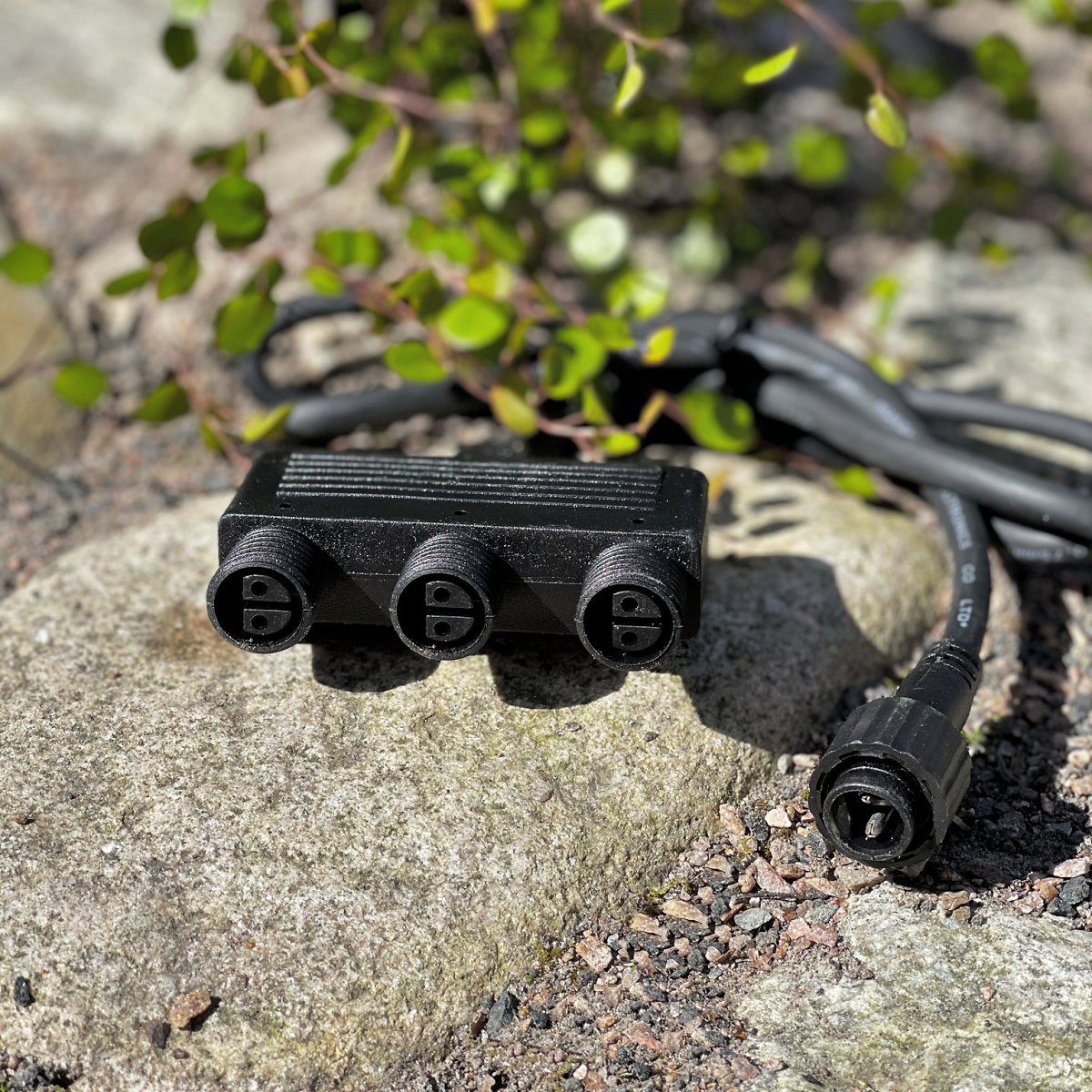 Conector De 3 Vías Negro De Lightson - La conexi&oacute;n de la derivaci&oacute;n se realiza mediante un cable de goma de 1 metro de longitud.