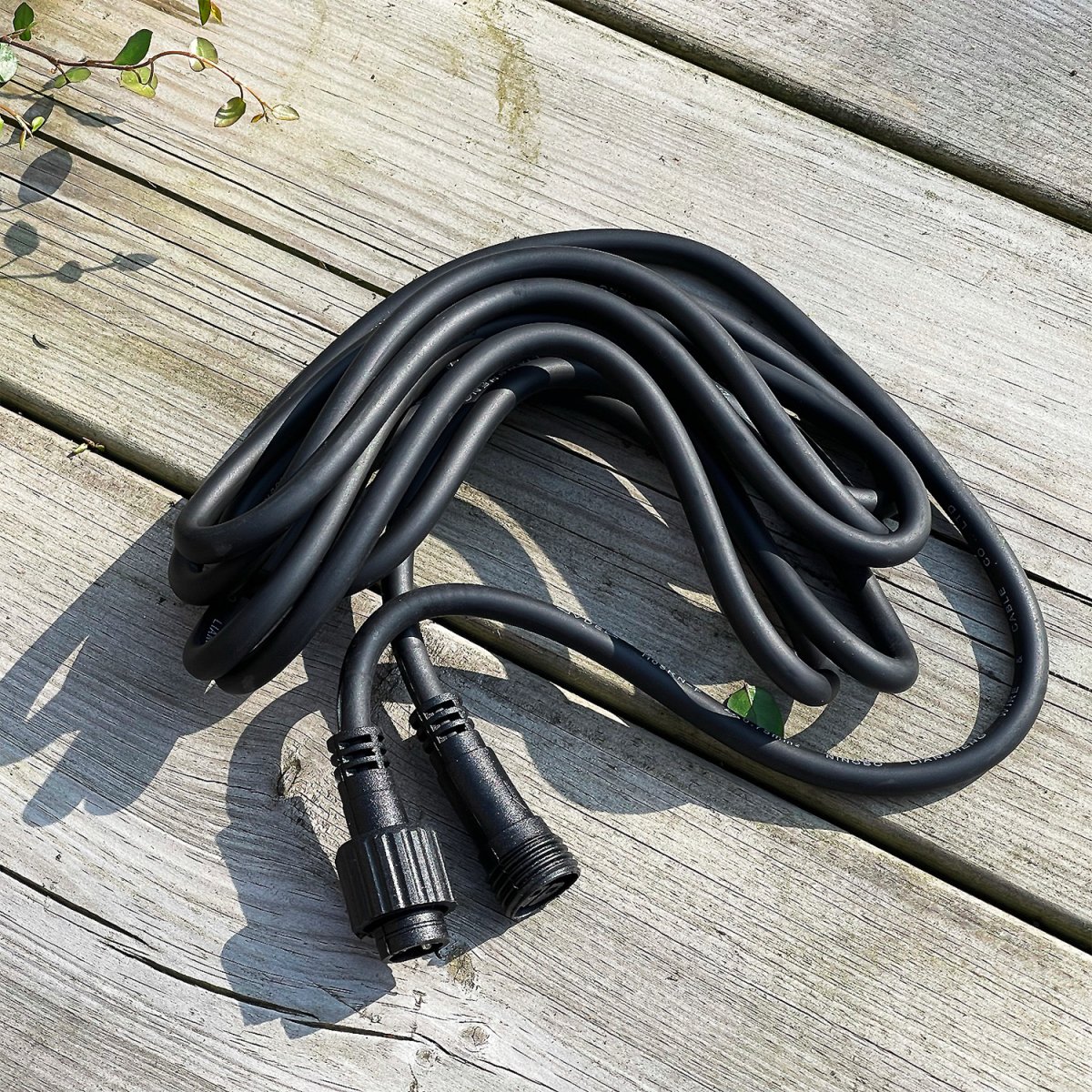 Cable 5m Negro De Lightson - Aqu&iacute; tienes un cable de 5 metros de largo al que puedes conectar f&aacute;cilmente tu l&aacute;mpara, otros cables o conexiones de derivaci&oacute;n.