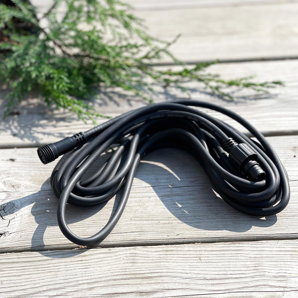 Cable 10m Negro De Lightson - Aquí tienes un cable de 10 metros de largo al que puedes conectar fácilmente tu lámpara, otros cables o conexiones de derivación.