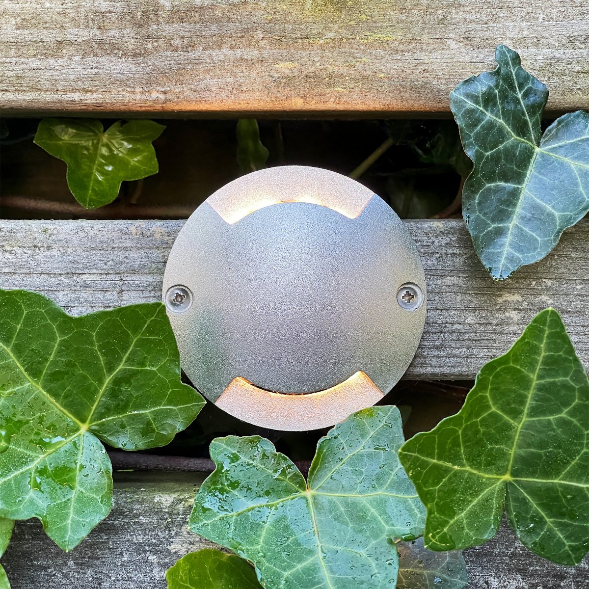 Zenit Duo Plata De Lightson - Aplique de pared y de patio bidireccional que se adapta perfectamente a fachadas, vallas, muros, terrazas y patios con su decorativa luz blanca cálida.