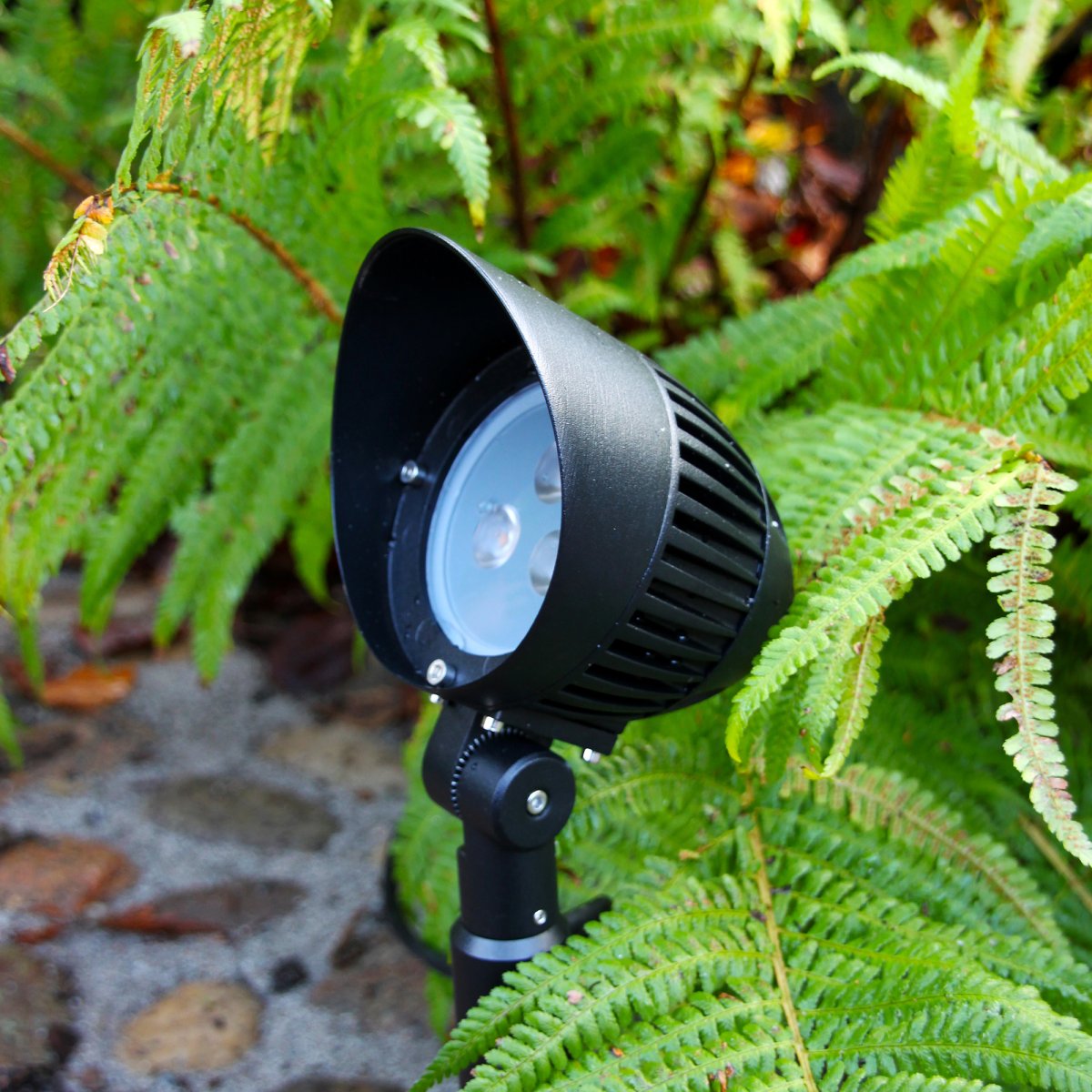 Sirius Negro De Lightson - Gracias al estrecho &aacute;ngulo del haz, si se coloca la l&aacute;mpara directamente debajo de un &aacute;rbol, se crea una potente columna de luz directa y en lo alto del &aacute;rbol.