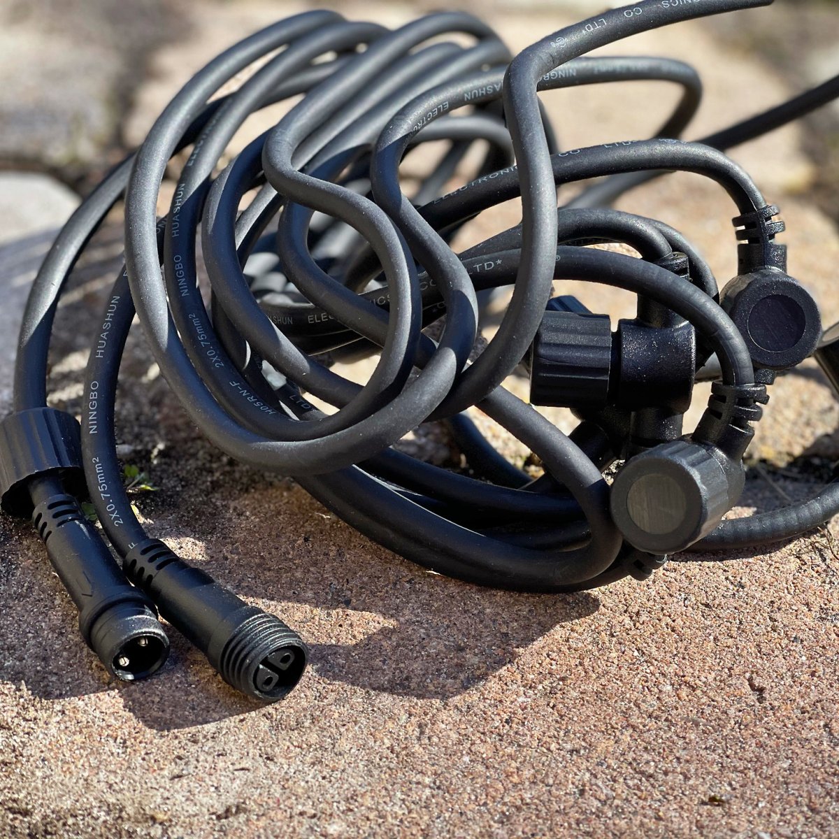Cable De Distribución 5m Negro De Lightson - Con este cable de 5 metros de largo, que tiene conexiones de derivación después de cada metro, puede conectar fácilmente sus luces, cables adicionales o conexiones de derivación.